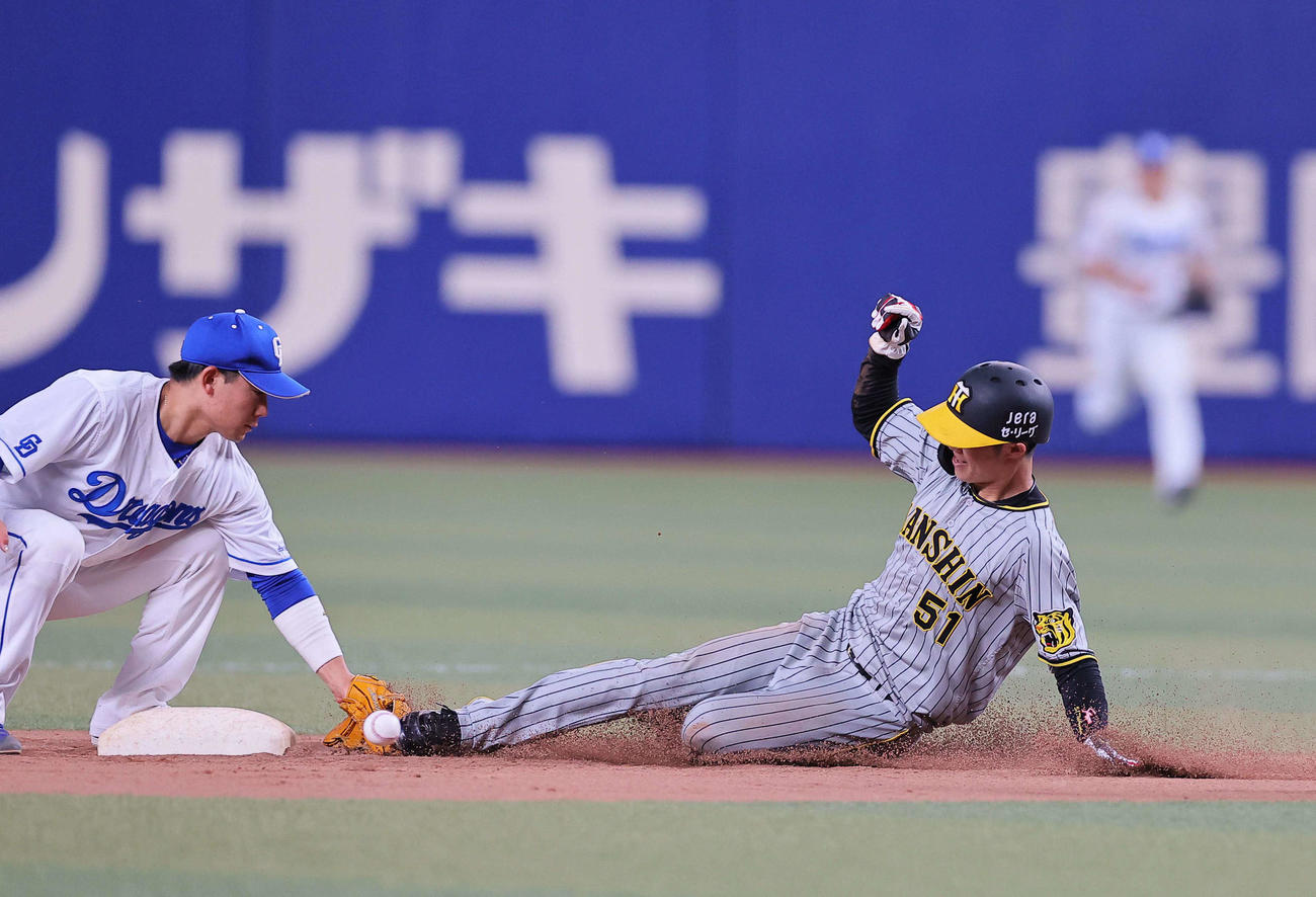 中日対阪神　7回表阪神2死一塁、村松（左）の捕球ミスで二塁へ進む中野（撮影・上田博志）