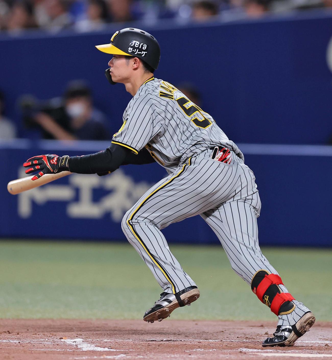 中日対阪神　7回表阪神1死、中野は右前打を放つ（撮影・上田博志）