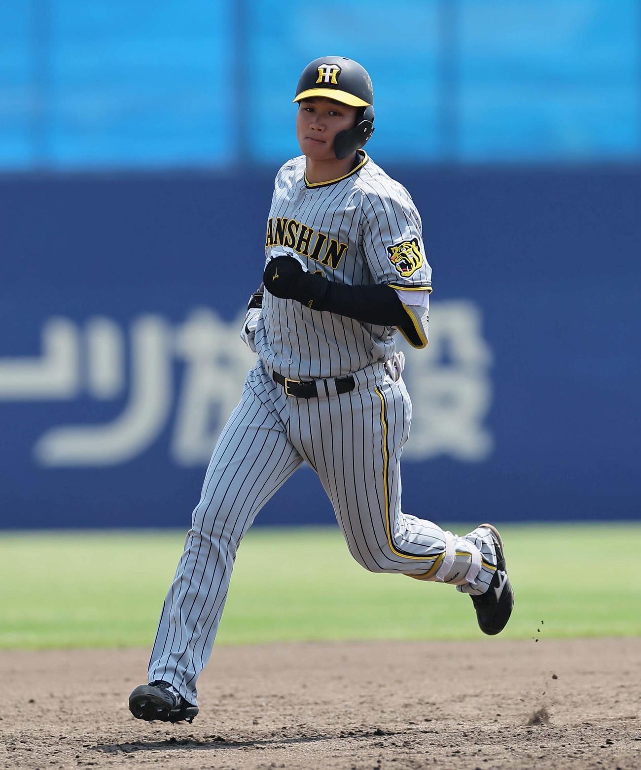 2回表阪神2死一、二塁、森下は右越えに3点本塁打を放つ（撮影・上田博志）