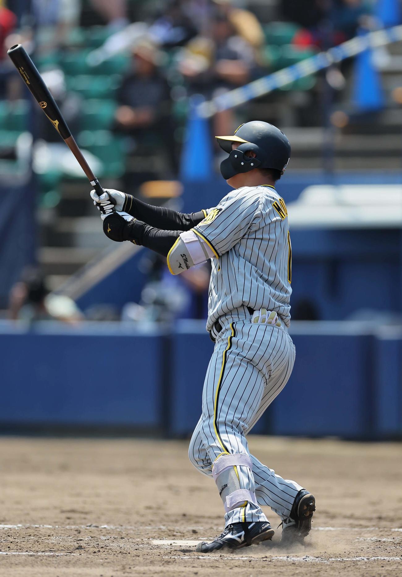 2回表阪神2死一、二塁、森下は右越えに3点本塁打を放つ（撮影・上田博志）