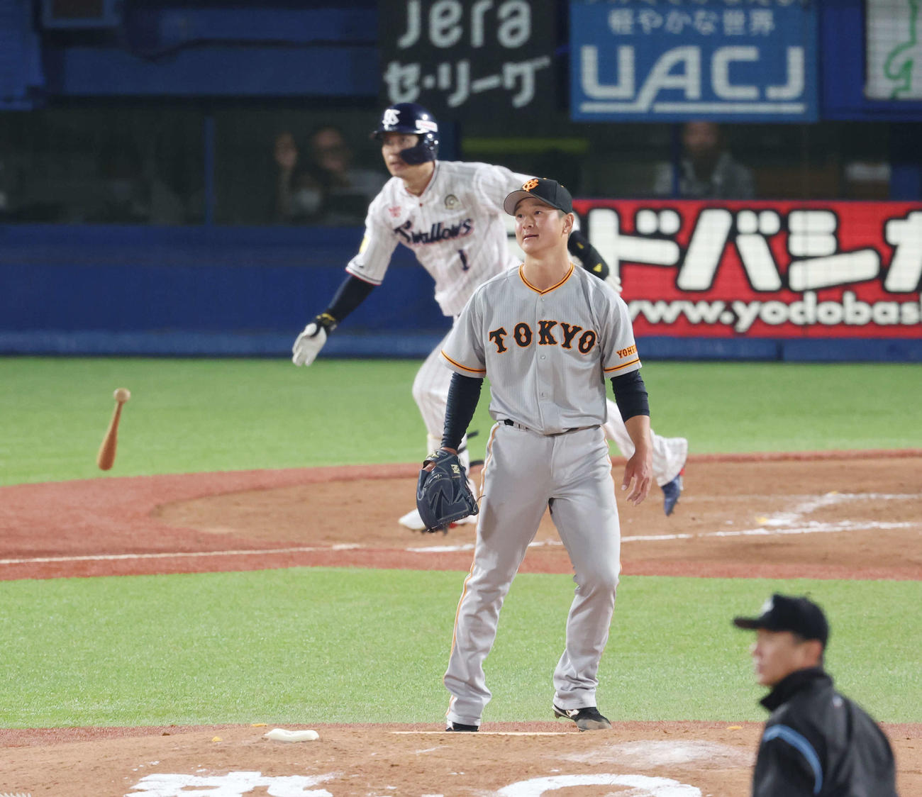 ヤクルト対巨人　8回裏ヤクルト無死一塁、山田（後方）に中適時二塁打を許す中川（撮影・宮地輝）
