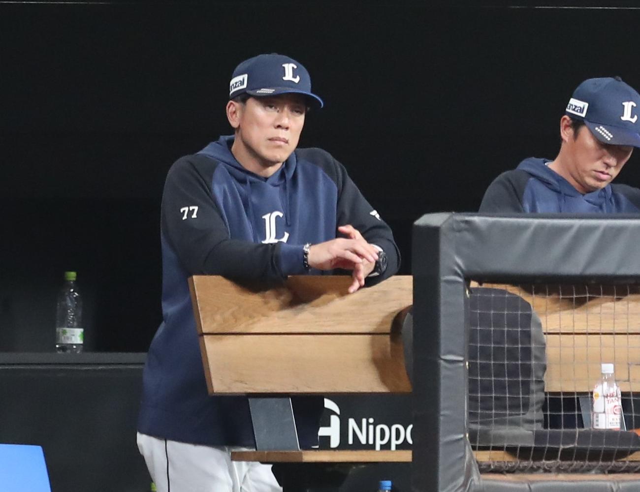 日本ハム対西武　ベンチで渋い表情の松井監督（撮影・黒川智章）