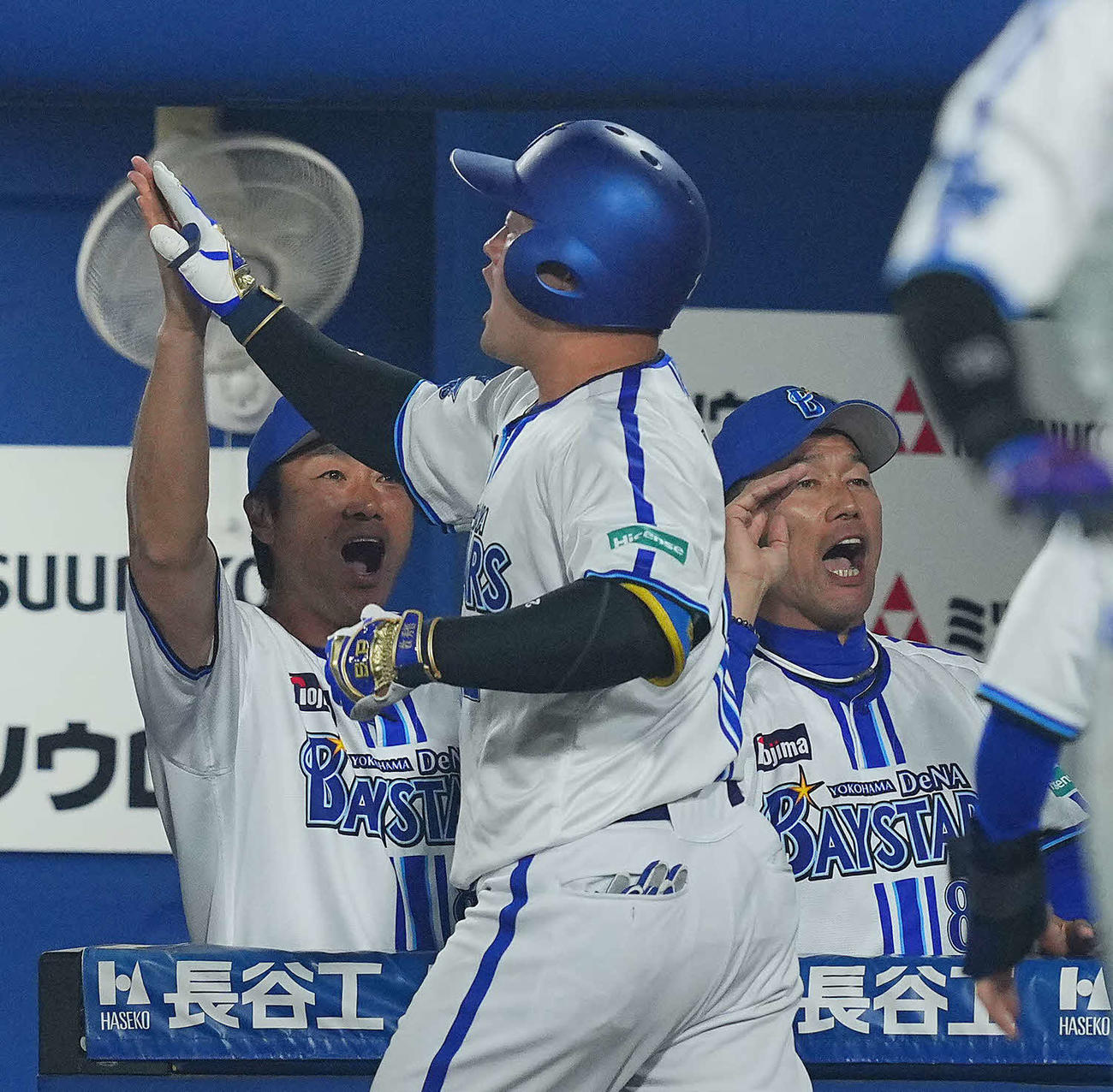DeNA対広島　8回裏DeNA1死一、三塁、3点本塁打を放った牧（中央）を出迎える三浦監督（右）（撮影・垰建太）