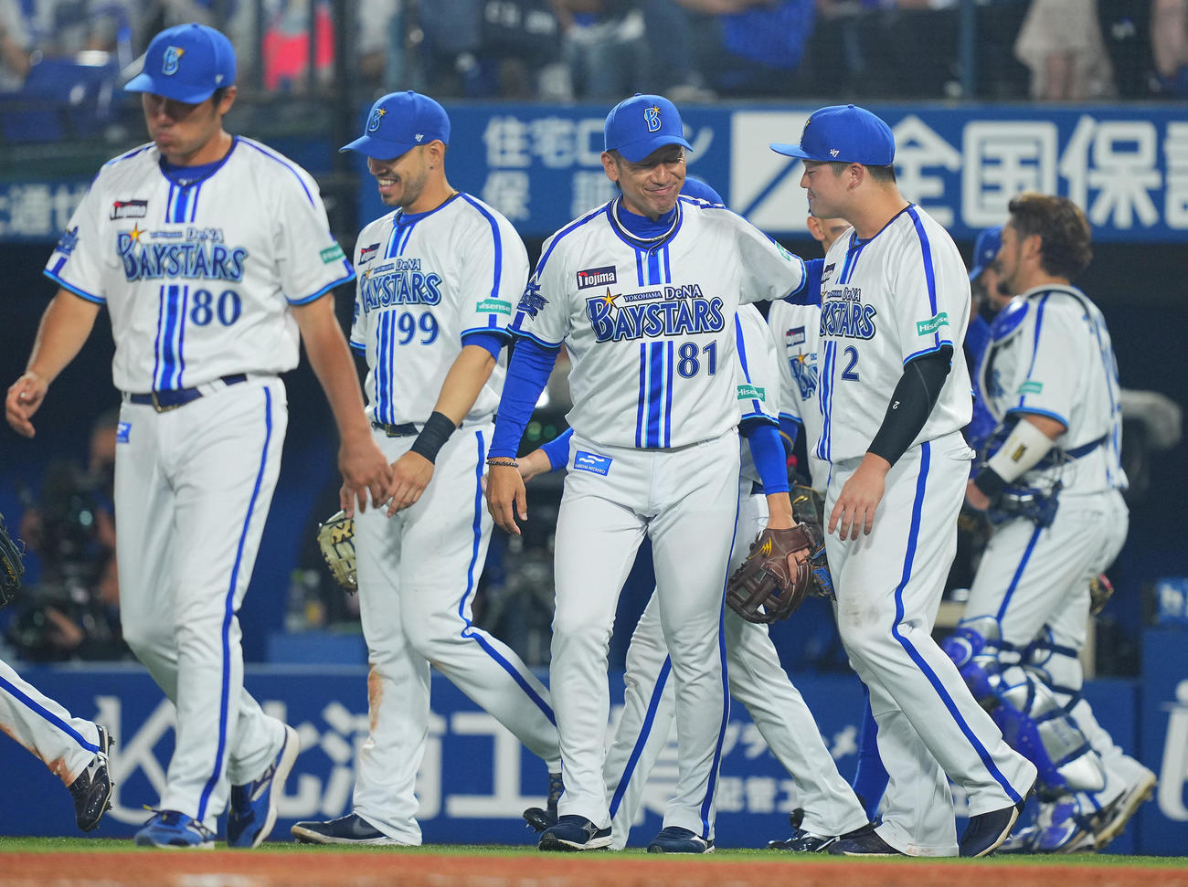 DeNA対広島　広島に勝利して連敗を止めたDeNA三浦監督（中央）は決勝弾の牧（右）を笑顔でねぎらう。左から2人目はソト（撮影・垰建太）