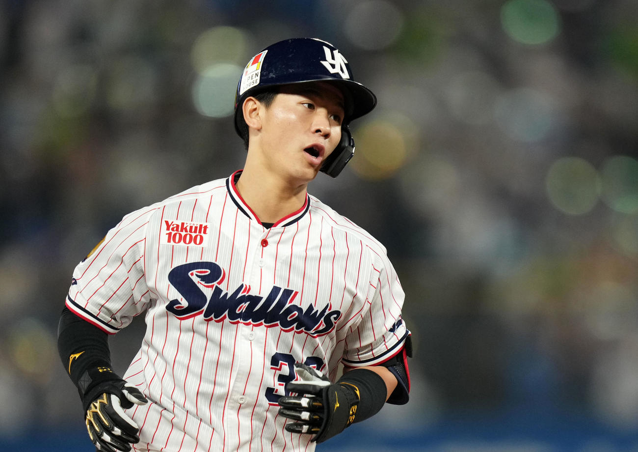 ヤクルト対巨人　9回裏ヤクルト1死、左越え本塁打を放ち三塁をまわる内山（撮影・横山健太）