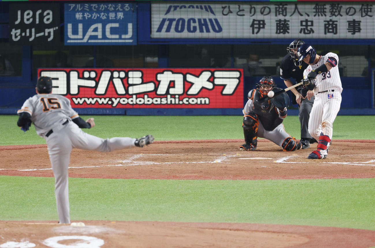 ヤクルト対巨人　9回裏ヤクルト1死、左越えソロ本塁打を放つ内山。投手大勢（撮影・宮地輝）