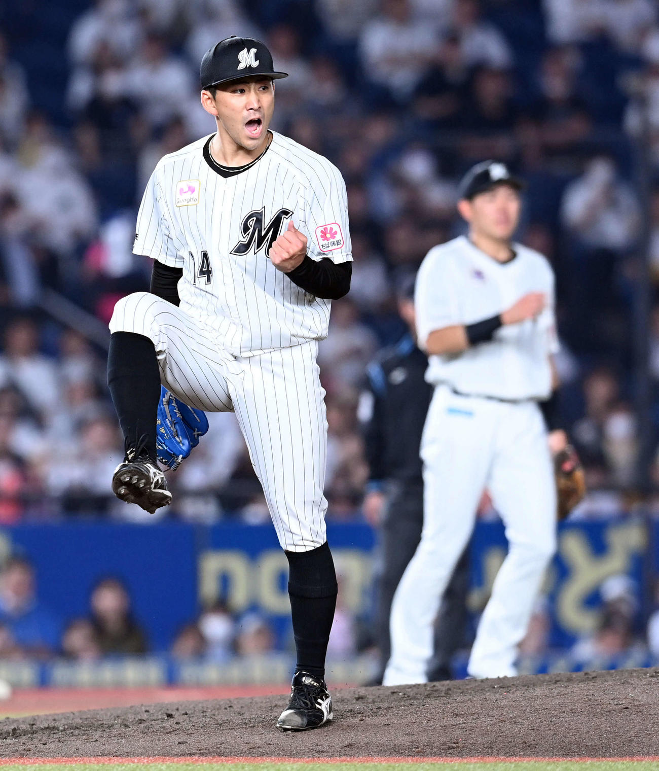 ロッテ対オリックス　5回表、走者を背負いながらも無失点に抑えてガッツポーズするロッテ小島（撮影・たえ見朱実）