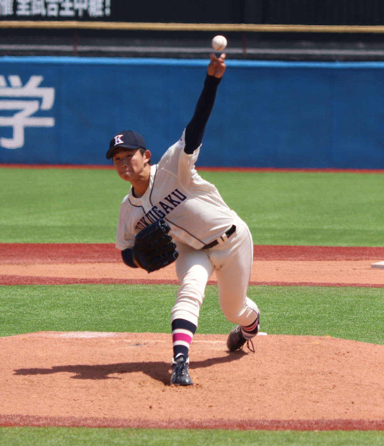 青学大対国学院大　リリーフでリーグ戦初登板した国学院大1年の冨田（撮影・黒須亮）