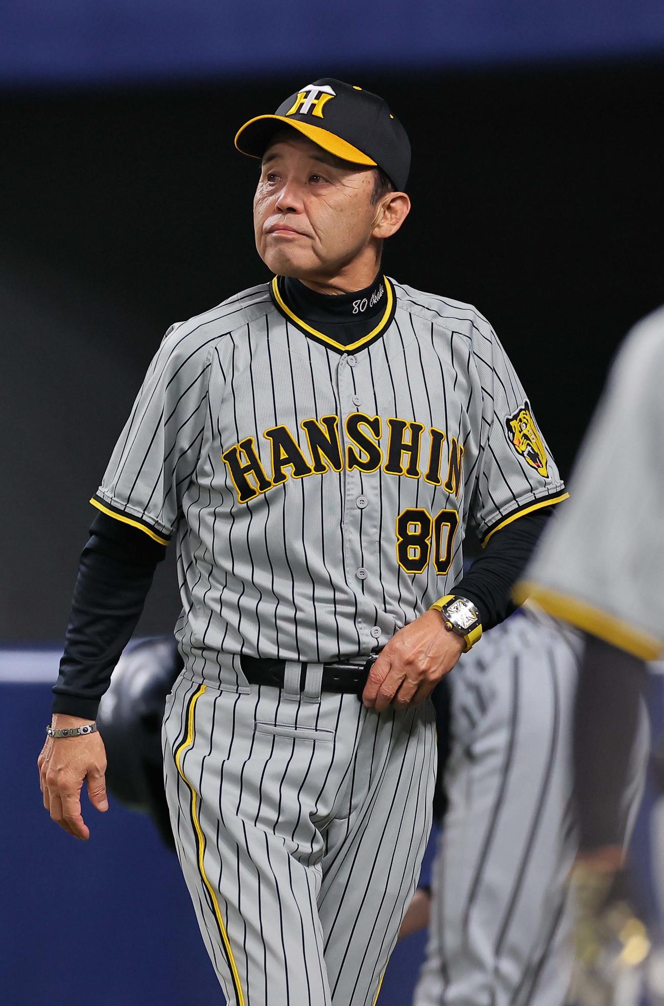 中日対阪神　選手交代を告げベンチに引き揚げる岡田監督（撮影・上田博志）