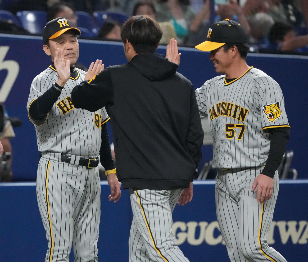 中日対阪神　試合終了、中日に連勝し選手を迎える岡田監督（左）（撮影・森本幸一）