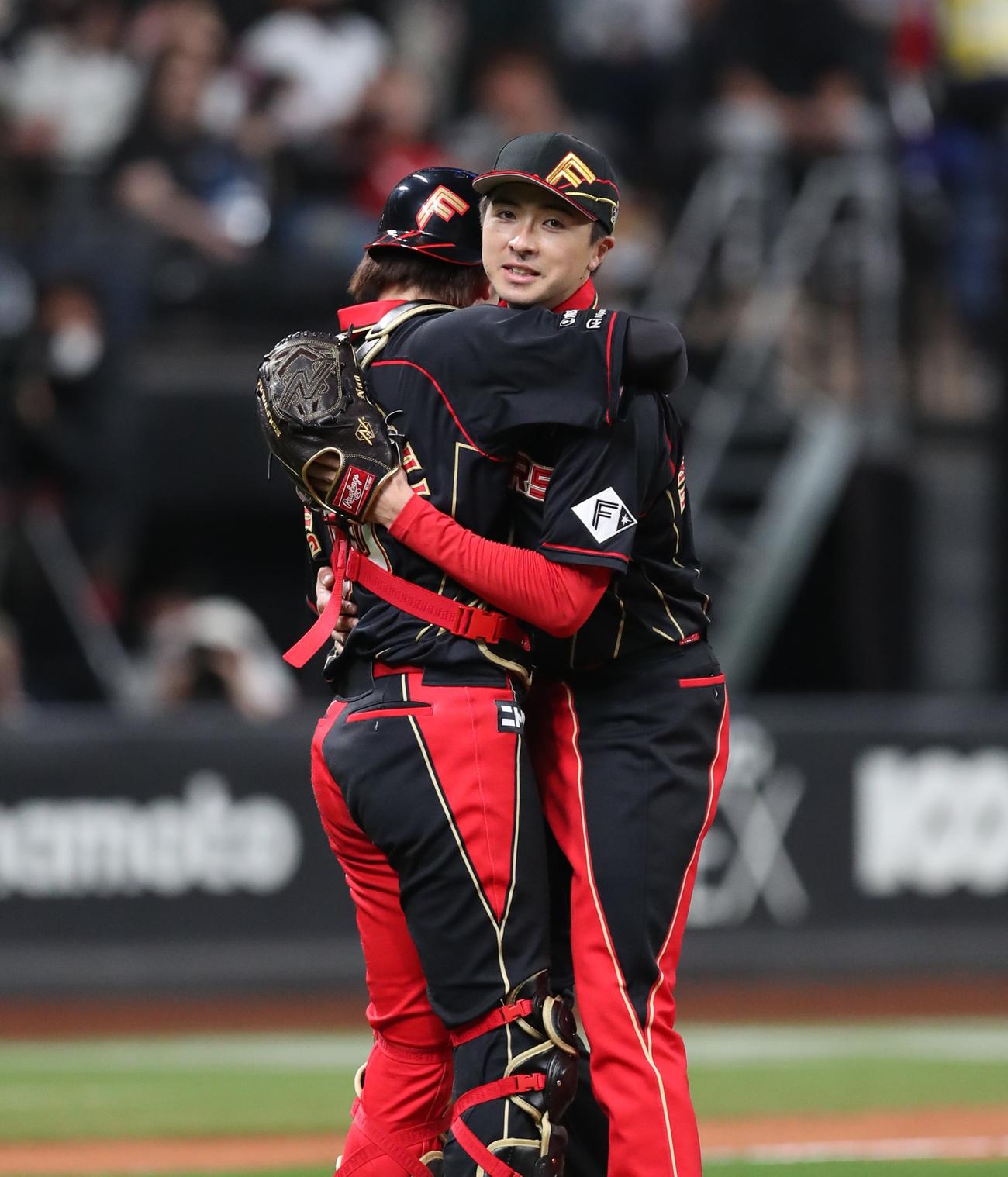 日本ハム対西武　完封勝利を挙げ捕手清水（左）と抱き合う上沢（撮影・黒川智章）