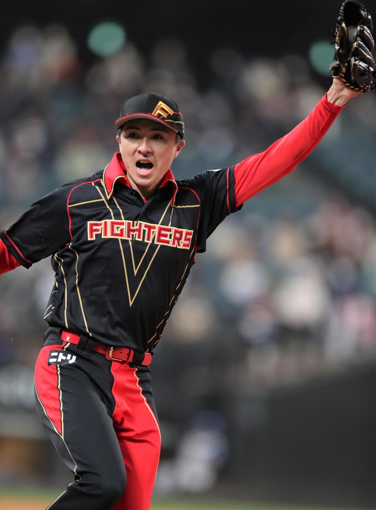 日本ハム対西武　8回表西武2死二塁、長谷川の一ゴロでベースカバーに入る上沢（撮影・黒川智章）