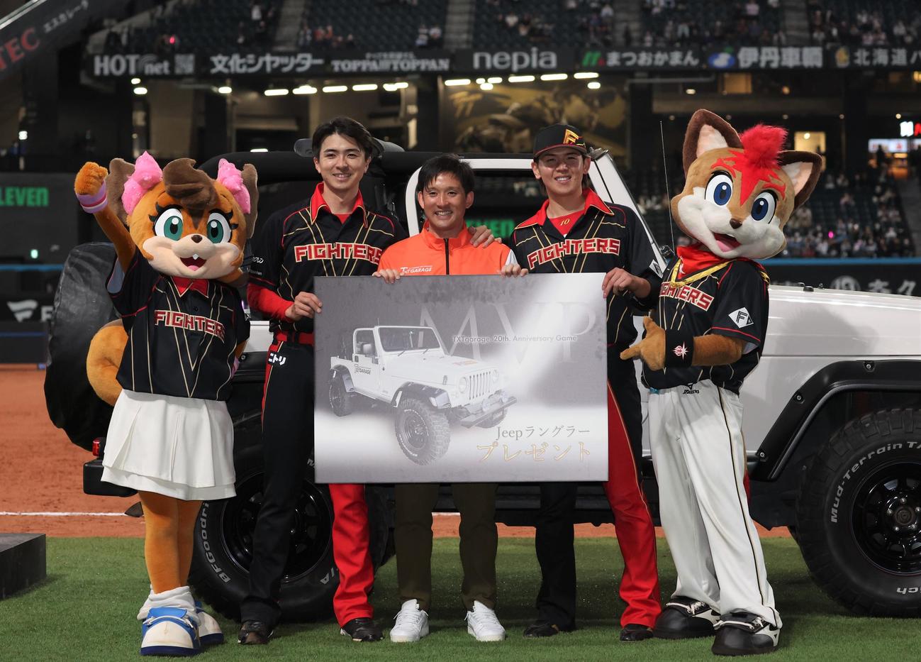 日本ハム対西武　試合後、プレゼントされる車のボードを持ち笑顔の上沢（左）と清水（右）。中央は杉谷氏（撮影・黒川智章）