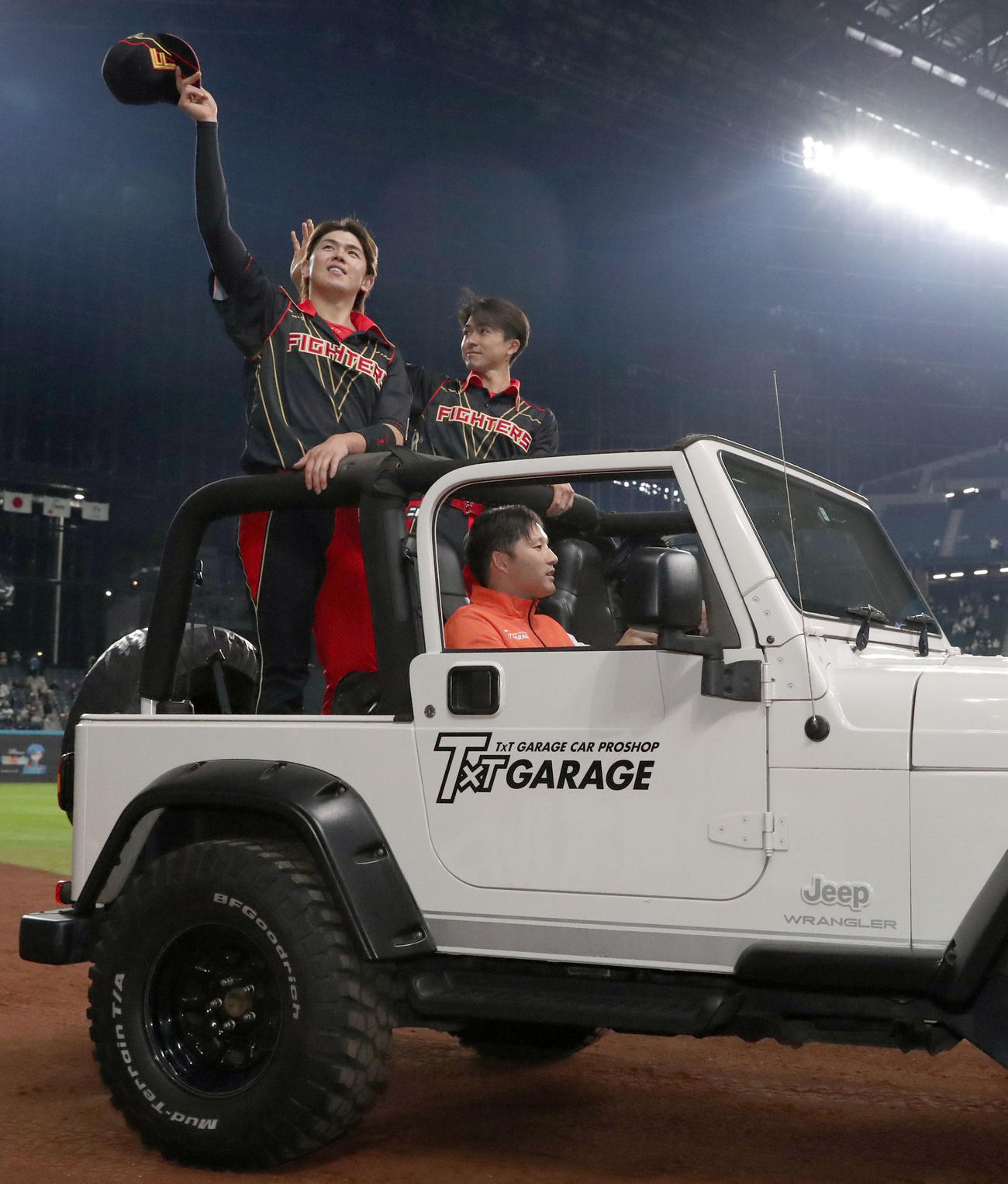 日本ハム対西武　杉谷拳士氏が運転する車で球場内を一周する日本ハム清水（左）と上沢（撮影・佐藤翔太）