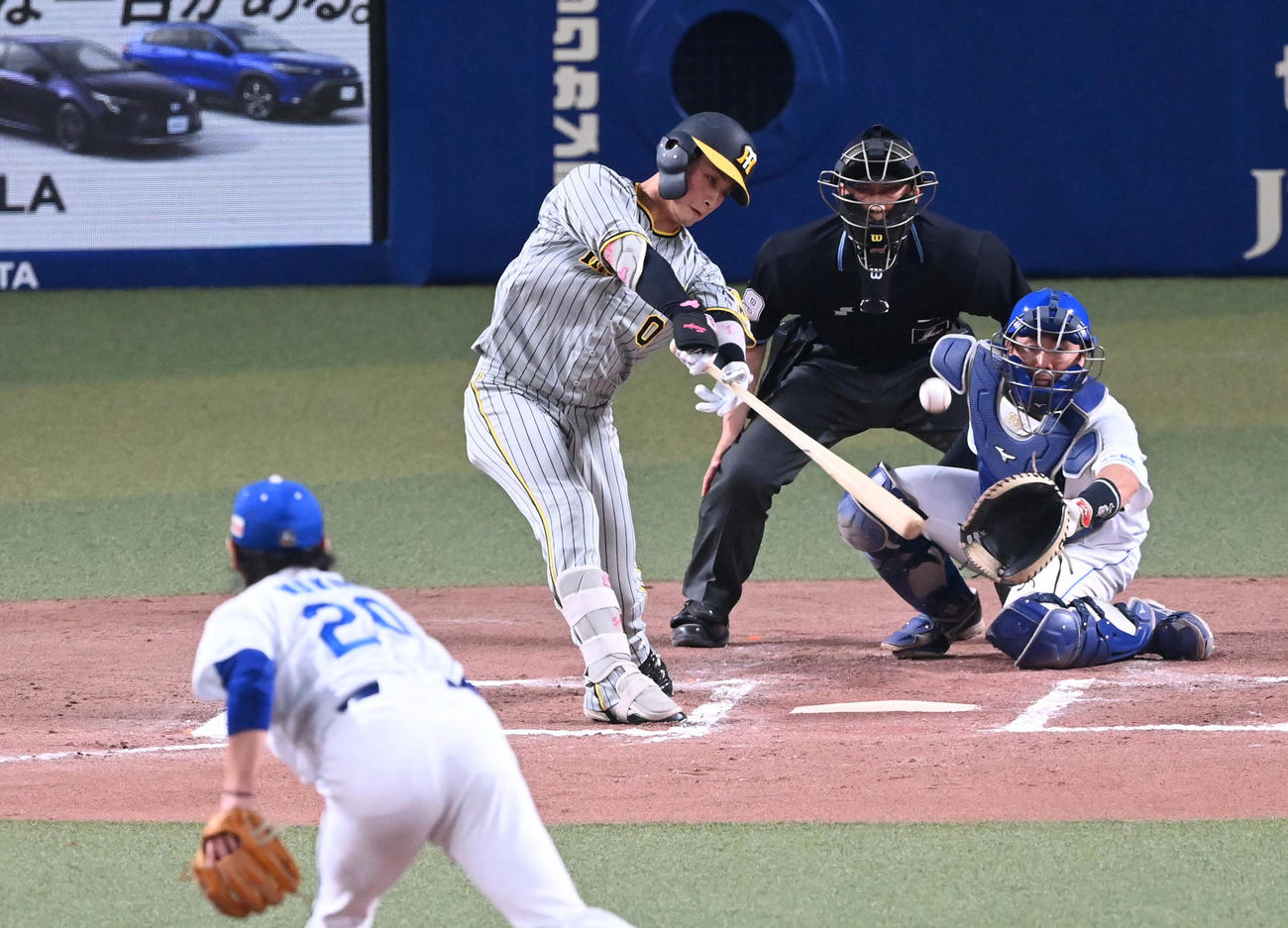 中日対阪神　6回表阪神1死一、三塁、木浪は中犠飛を放つ。投手涌井（撮影・前岡正明）