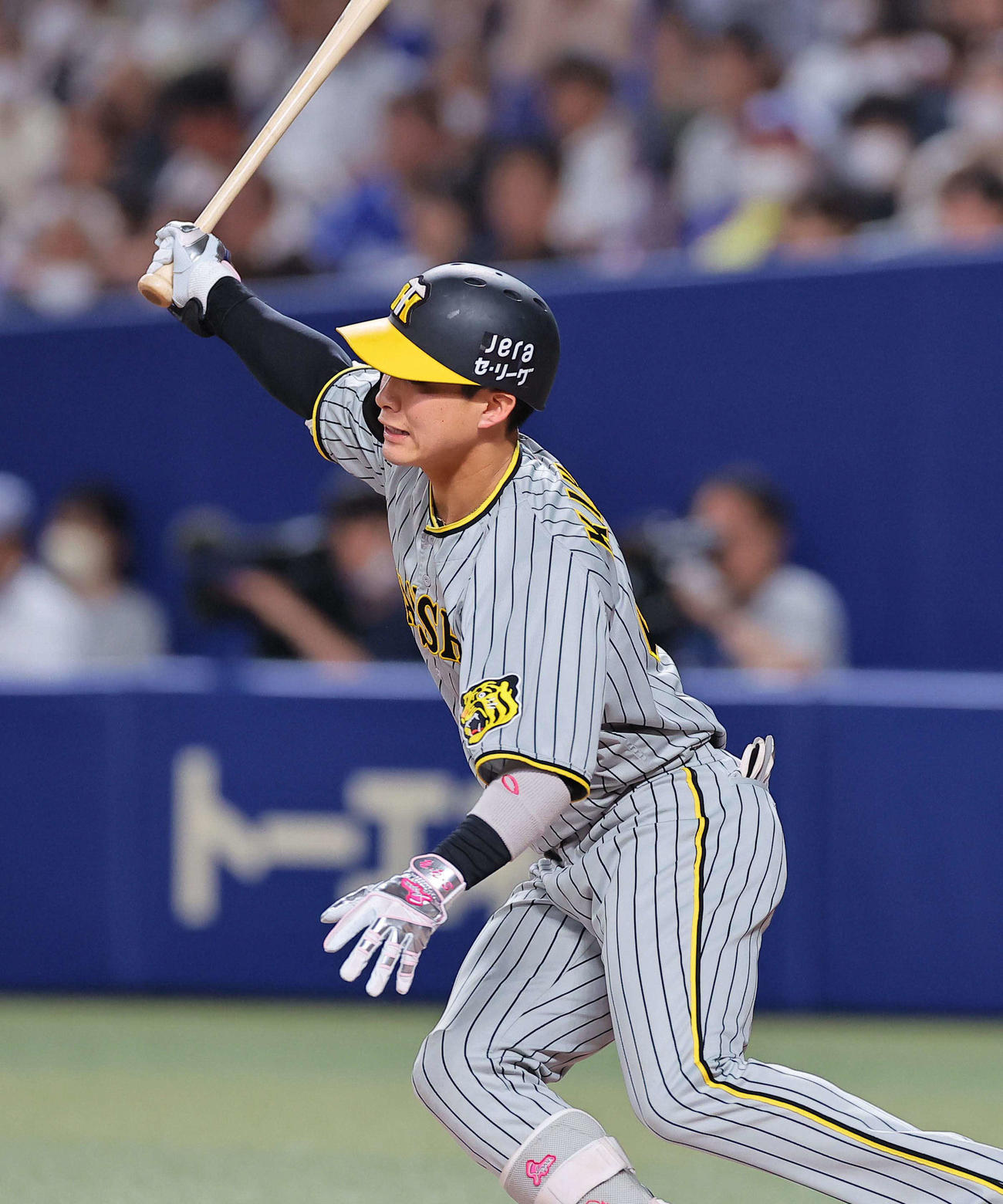 中日対阪神　6回表阪神1死一、三塁、木浪は中犠飛を放つ（撮影・上田博志）