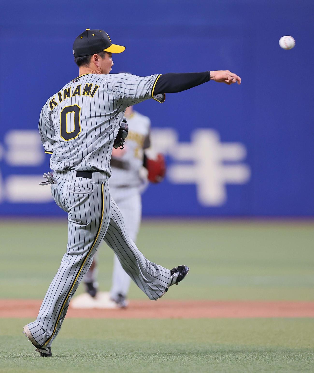 中日対阪神　4回裏中日2死一、二塁、木浪は龍空の遊ゴロを軽快にさばく（撮影・上田博志）