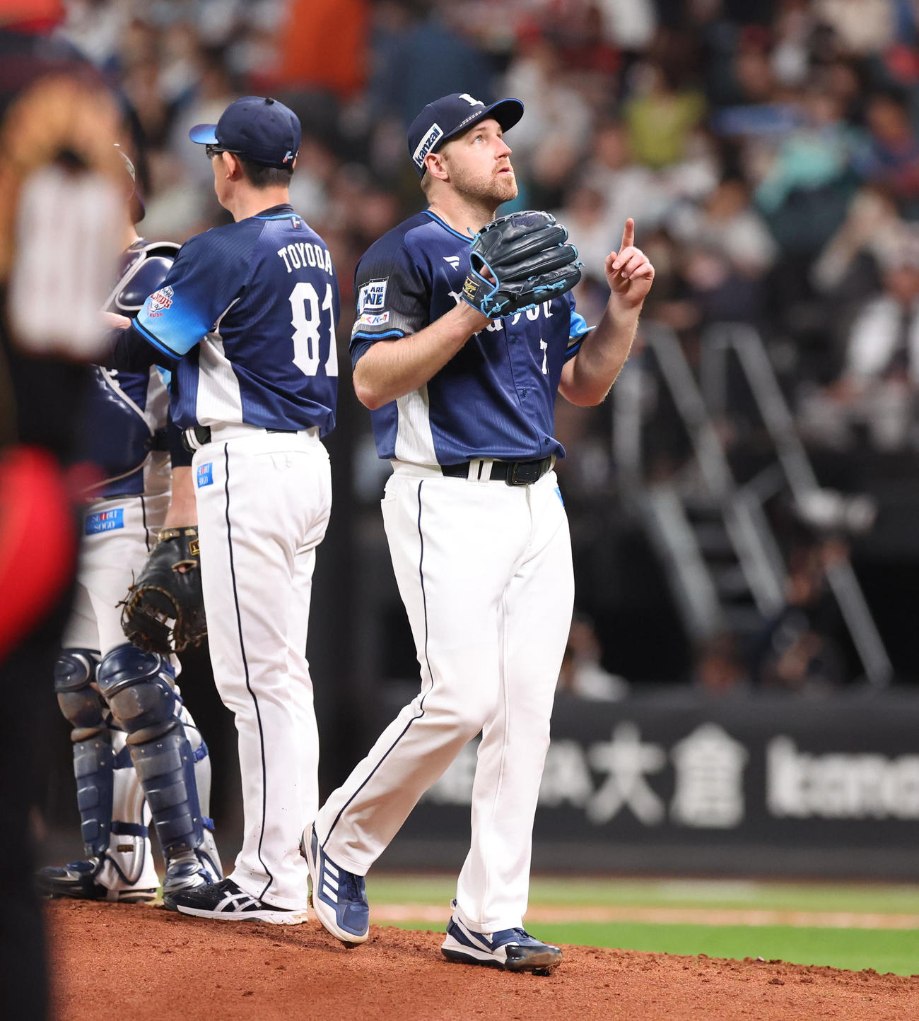 日本ハム対西武　5回裏途中で降板するエンス（撮影・佐藤翔太）