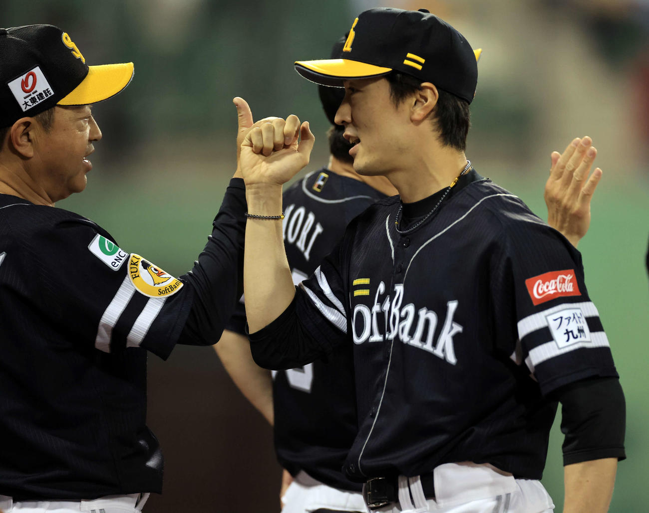 楽天対ソフトバンク　今季3勝目を挙げた和田（右）はナインとハイタッチ（撮影・浅見桂子）