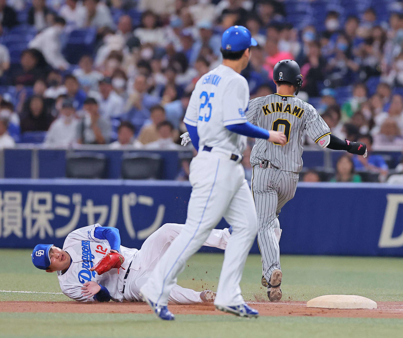 中日対阪神　8回表阪神2死、石川昂のトスを受けるもベースを離れて転ぶ田島。打者は木浪（撮影・上田博志）