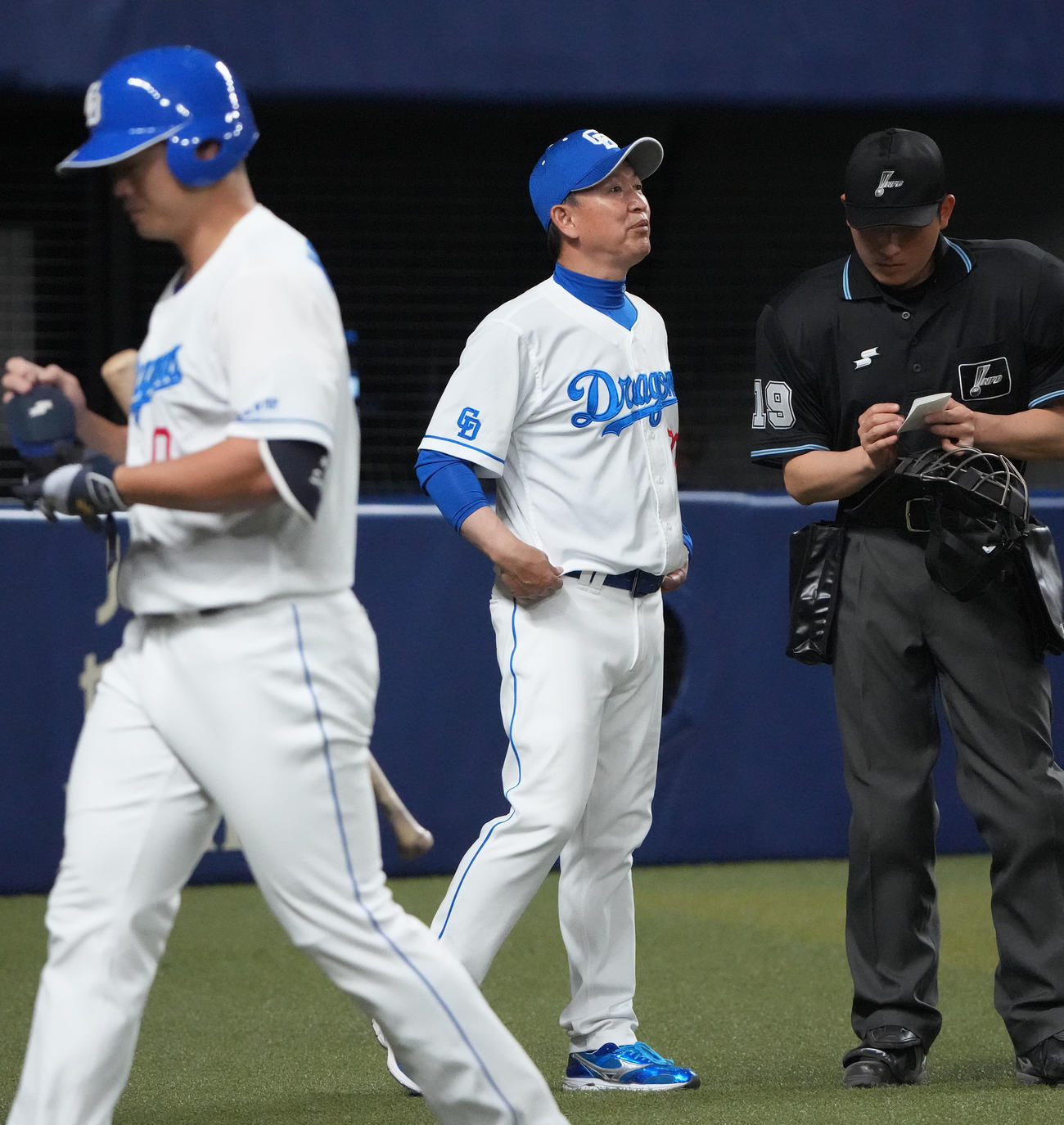 中日対阪神　8回終了、選手交代を告げる立浪監督（中央）（撮影・森本幸一）