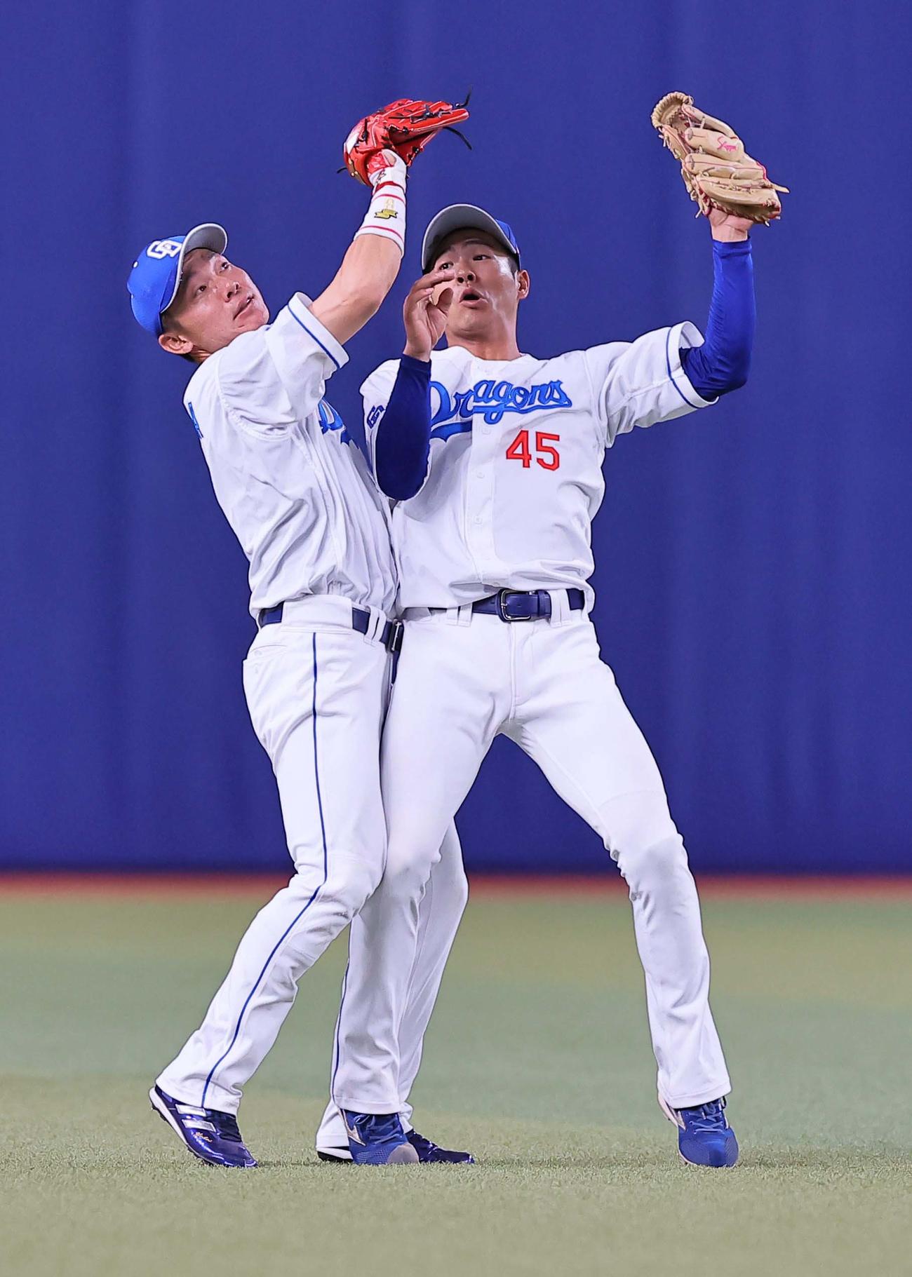 中日対阪神　5回表阪神2死一、二塁、大山の飛球を左翼手大島（左）と交錯しながらも捕球する遊撃手龍空（撮影・上田博志）