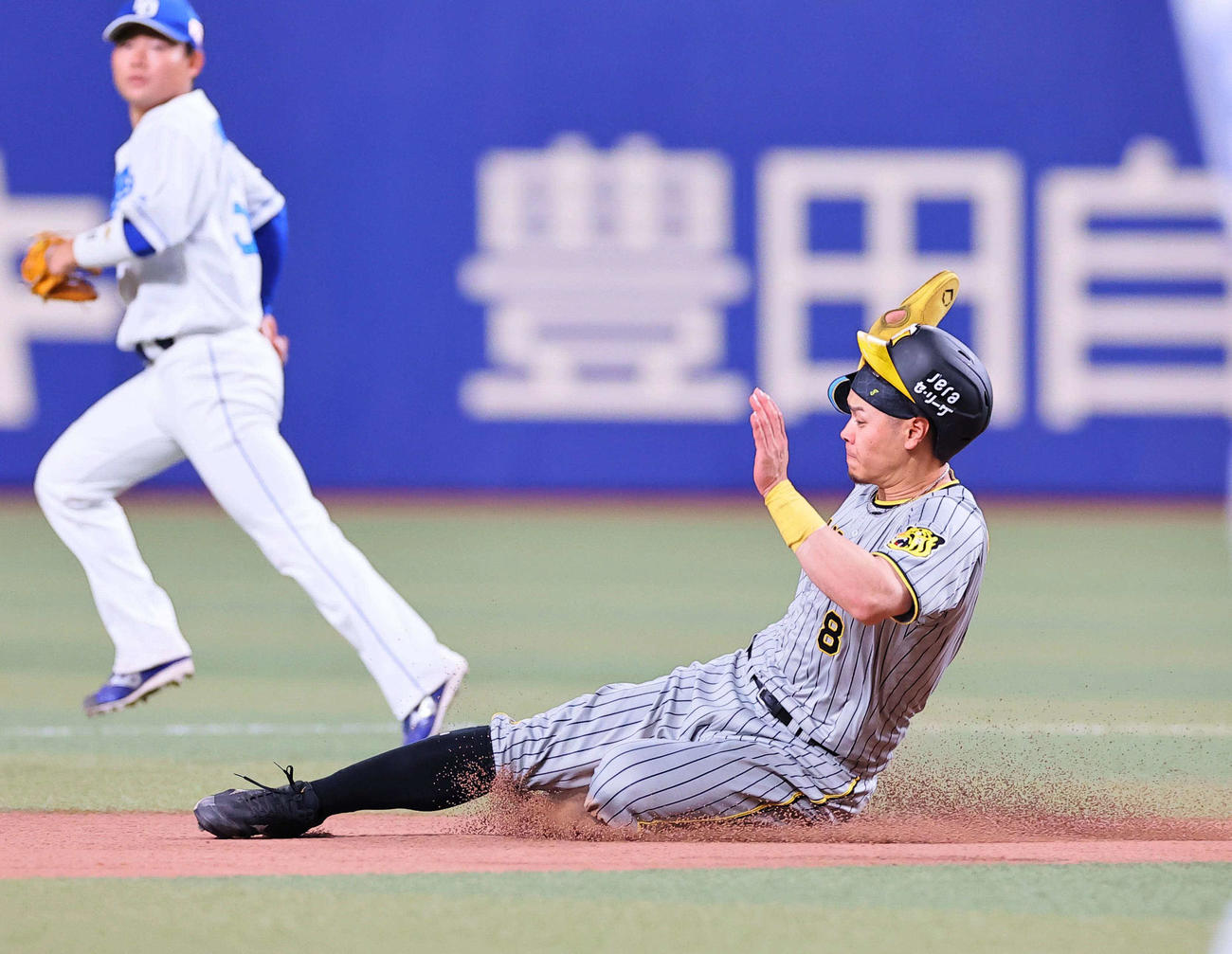 中日対阪神　6回表阪神無死一塁、佐藤輝は二盗に成功する（撮影・上田博志）