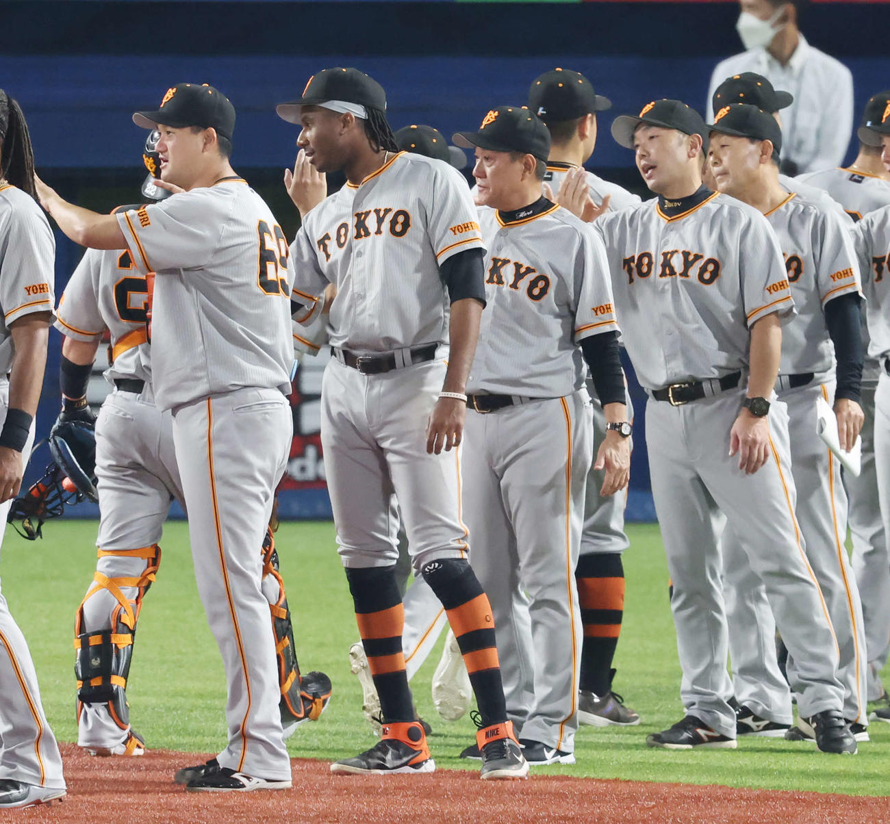 ヤクルト対巨人　ヤクルトに勝利し、選手たちとタッチを交わす巨人原監督（中央）（撮影・宮地輝）
