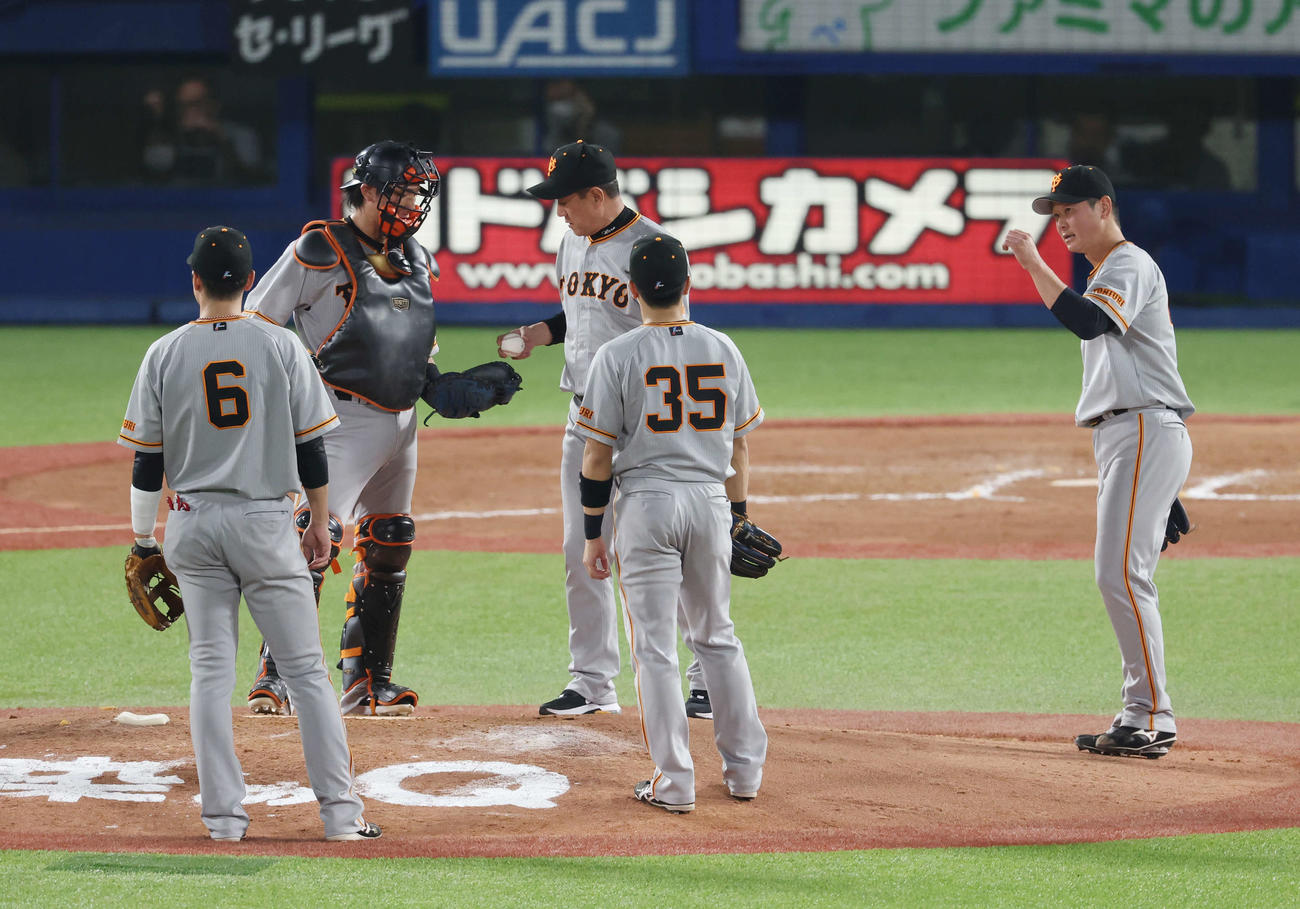 ヤクルト対巨人　8回裏ヤクルト1死二塁、原監督（中央）に交代を告げられ、マウンドを降りる中川（右端）（撮影・宮地輝）