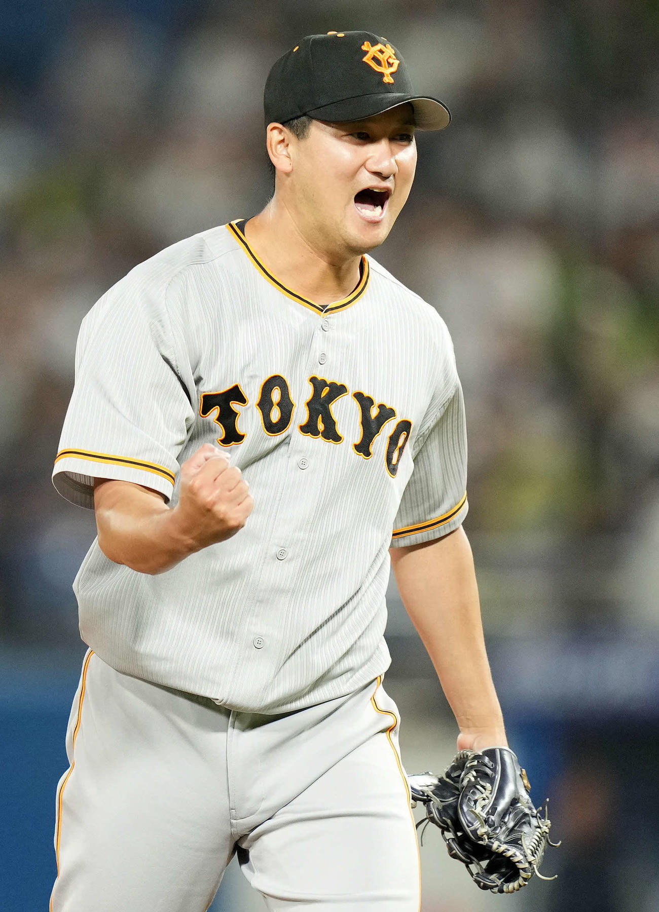 ヤクルト対巨人　8回裏ヤクルト1死一、二塁、オスナを三ゴロ併殺に仕留めガッツポーズする三上（撮影・横山健太）