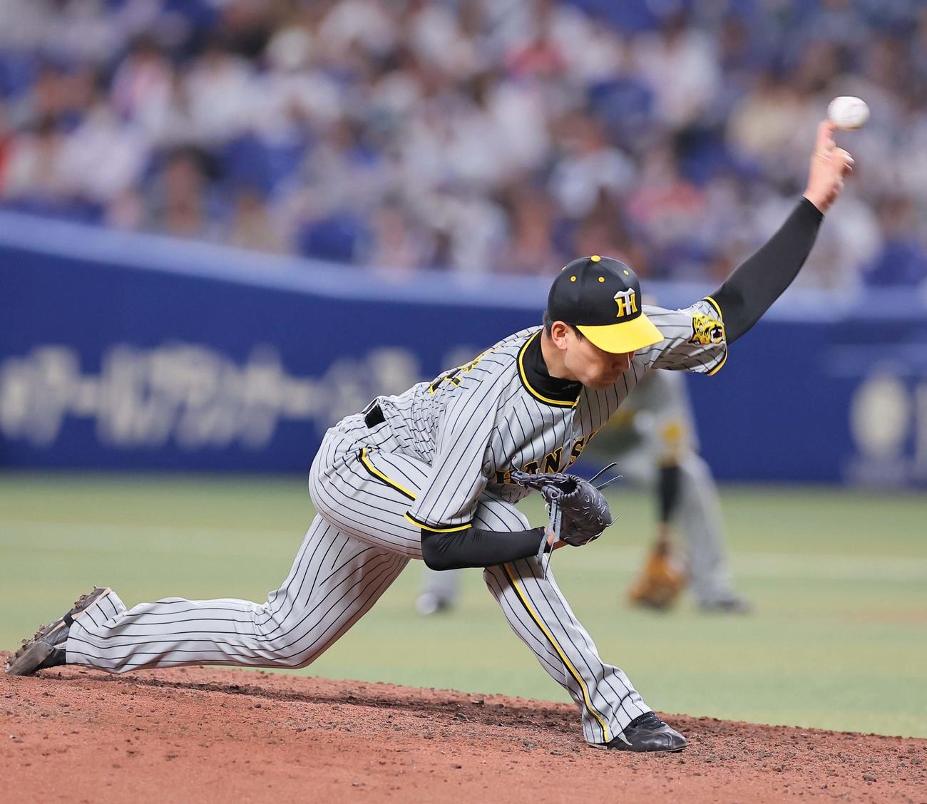 中日対阪神　阪神3番手の岩崎（撮影・上田博志）