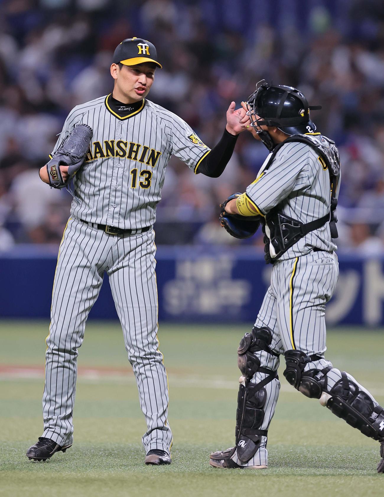 中日対阪神　中日に勝利した岩崎（左）は梅野と喜び合う（撮影・上田博志）