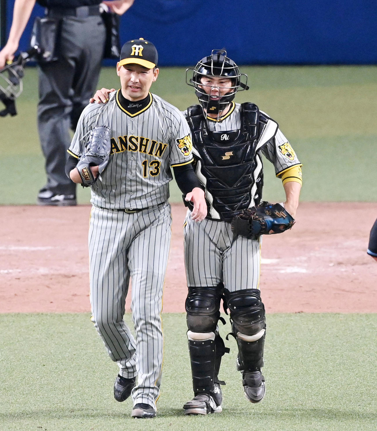 中日対阪神　9回を締めくくった岩崎（左）は梅野の祝福を受ける（撮影・前岡正明）
