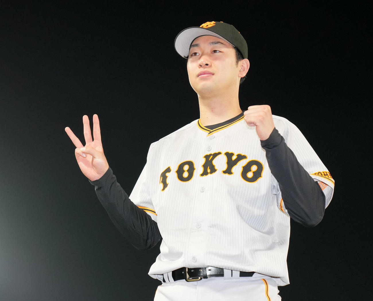 ヤクルト対巨人　3勝目をあげポーズを決める巨人山崎伊（撮影・横山健太）