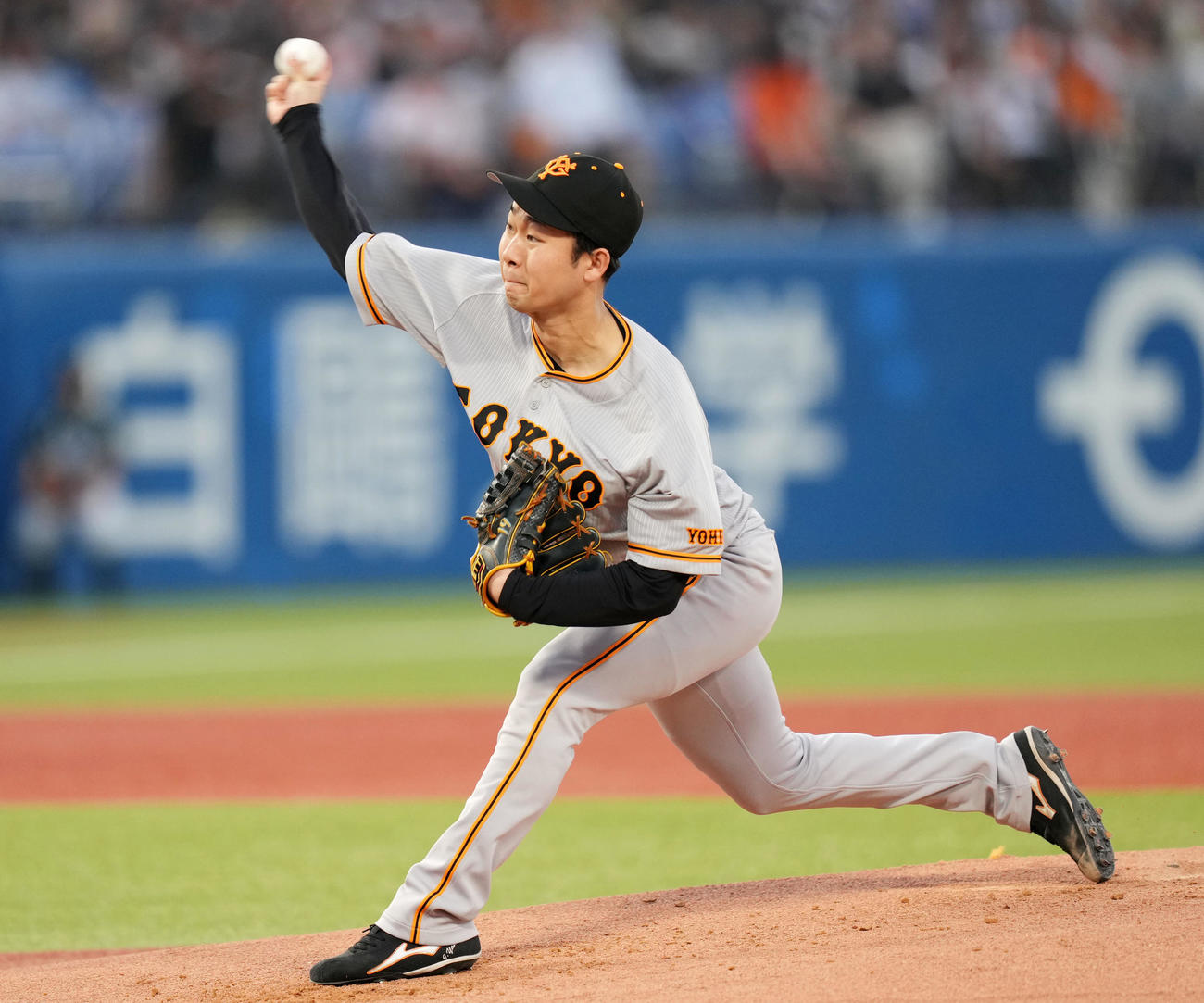 ヤクルト対巨人　力投する巨人先発の山崎伊（撮影・横山健太）