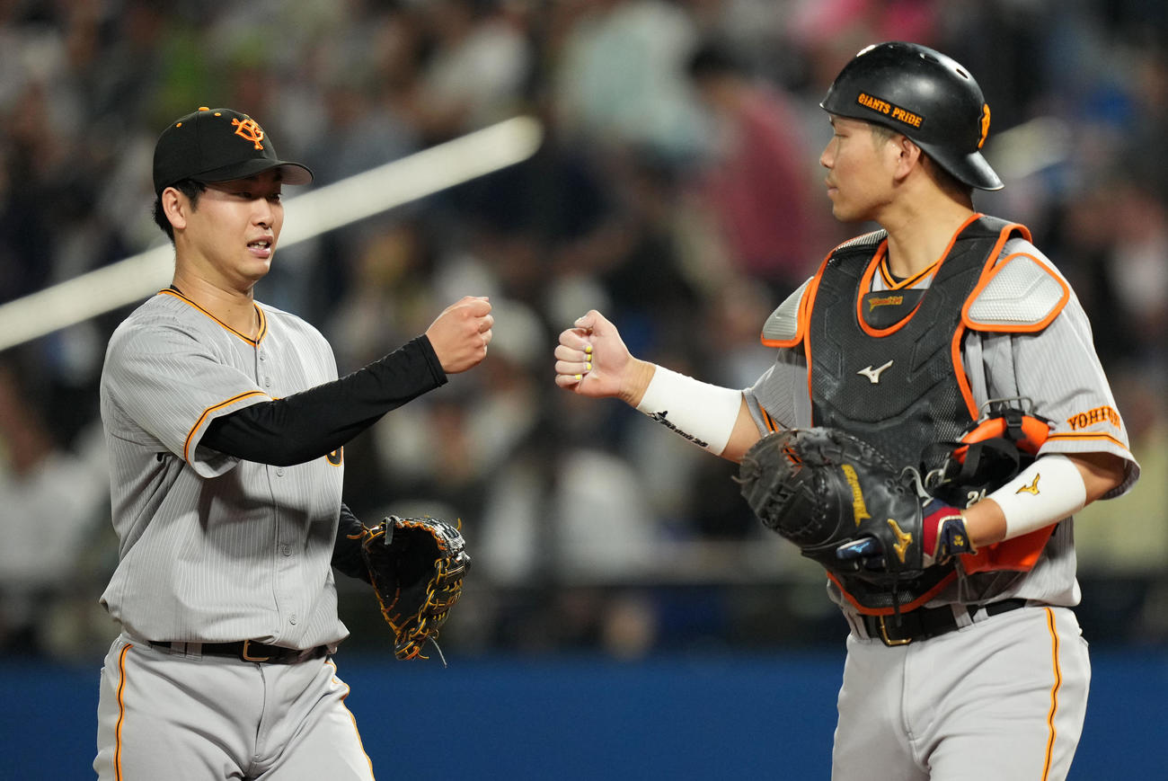 ヤクルト対巨人　4回裏を無失点に抑えタッチを交わす巨人山崎伊（左）と大城（撮影・横山健太）