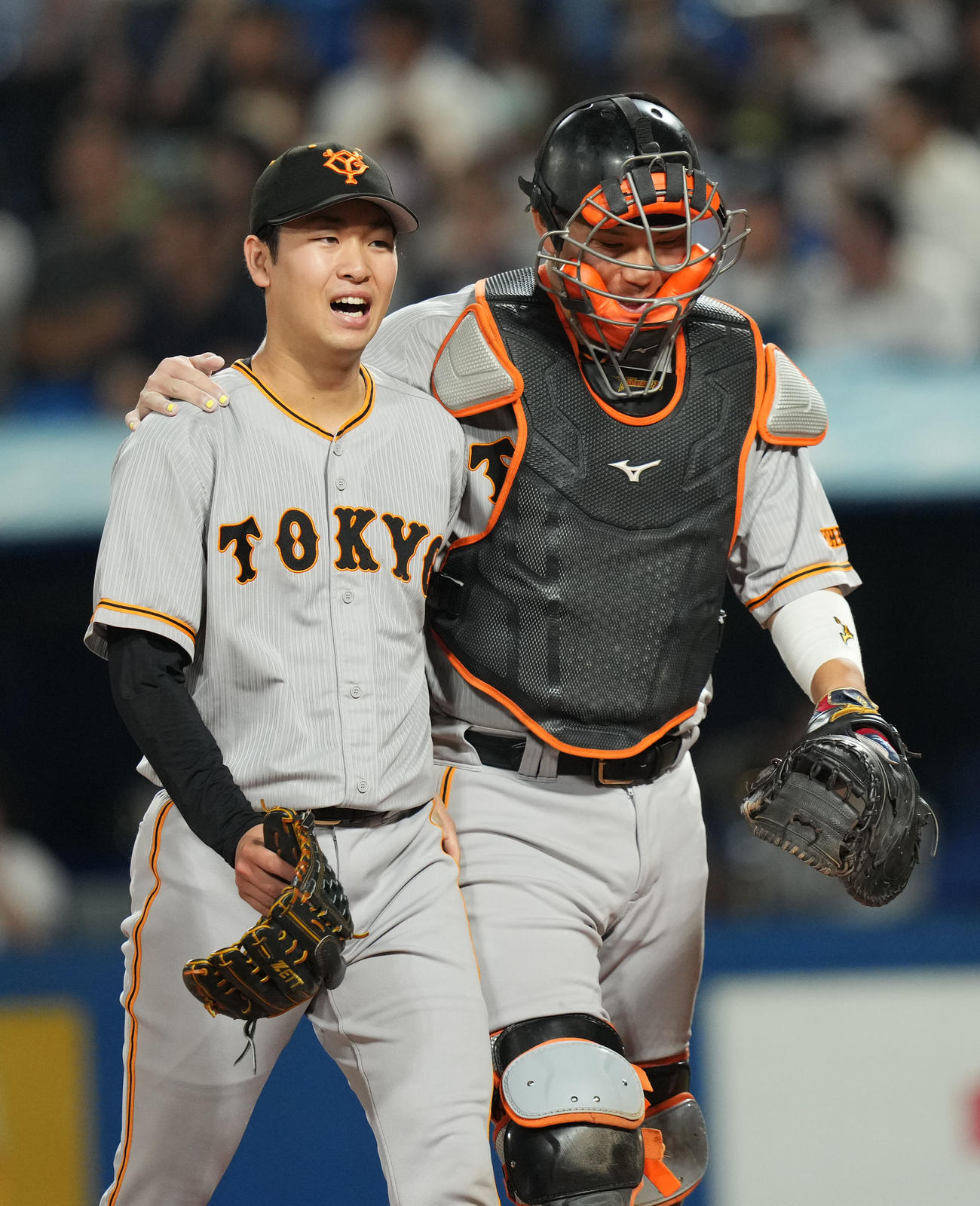 ヤクルト対巨人　6回裏を無失点に抑え笑顔を見せる巨人山崎伊。右は大城（撮影・横山健太）