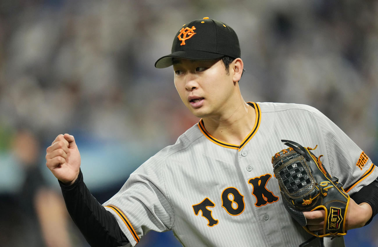 ヤクルト対巨人　6回裏を無失点に抑えタッチを交わす巨人山崎伊（撮影・横山健太）