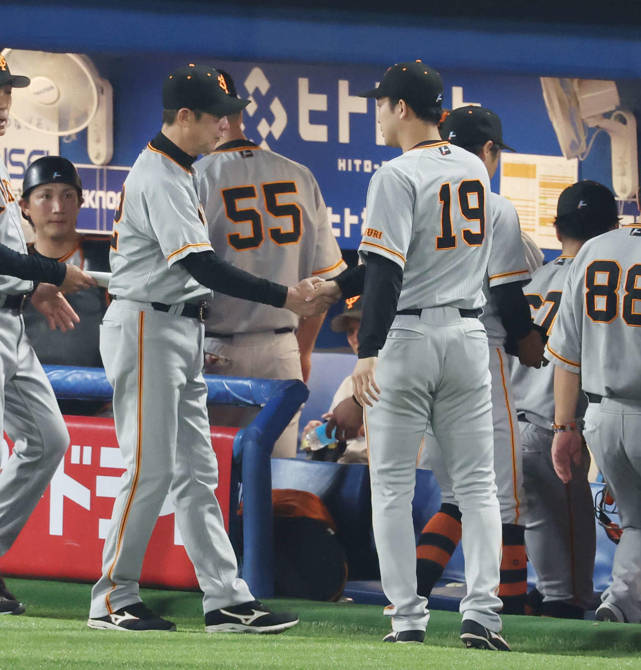ヤクルト対巨人　ヤクルトに勝利し、巨人阿波野投手チーフコーチ（左）と握手する山崎伊（撮影・宮地輝）