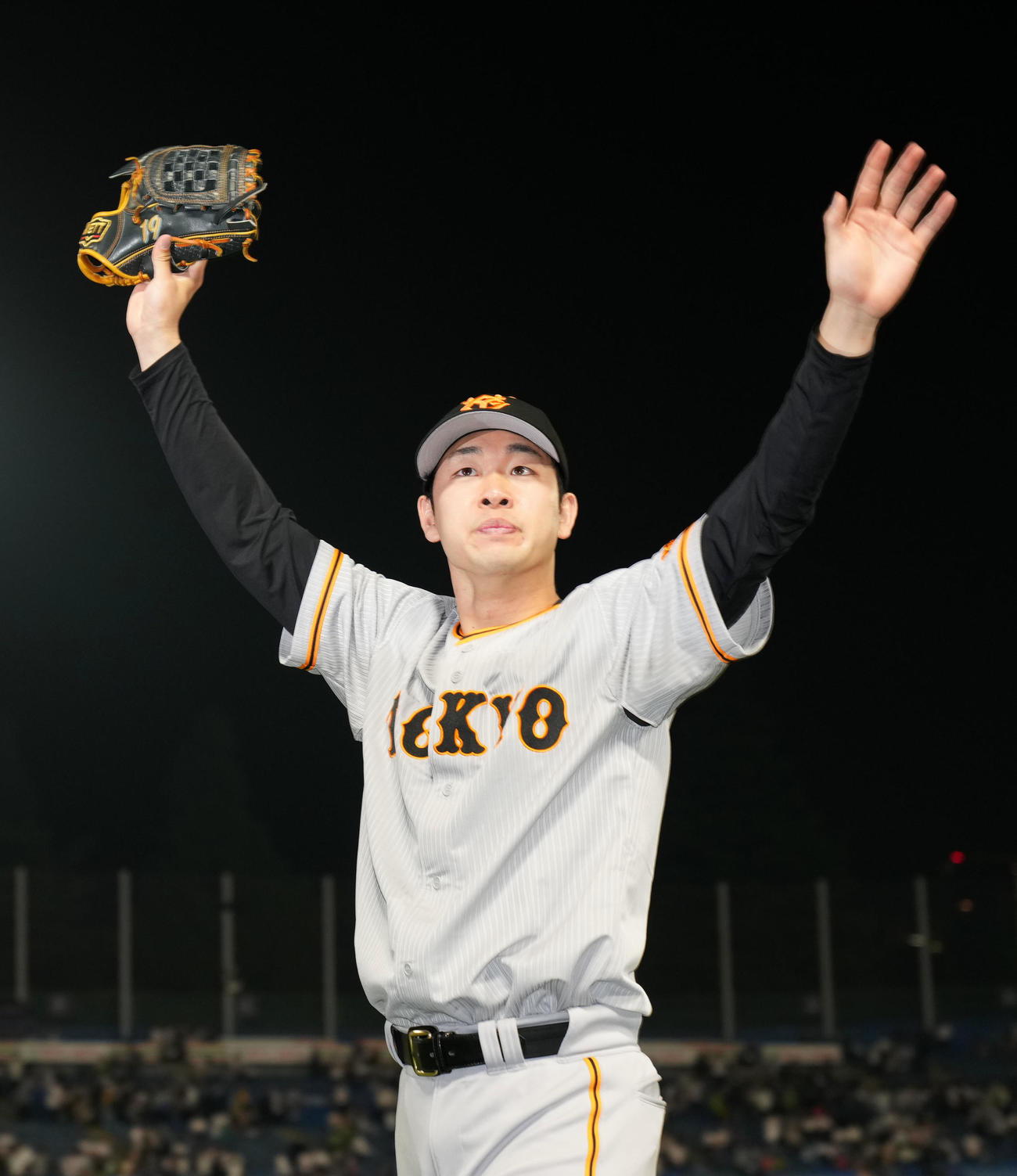 ヤクルト対巨人　声援に応え球場を後にする巨人山崎伊（撮影・横山健太）