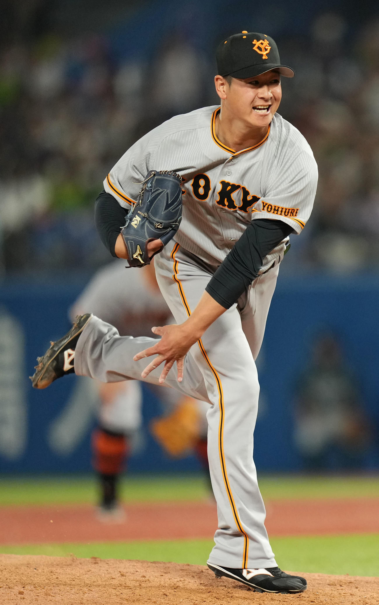ヤクルト対巨人　8回裏から登板した巨人中川（撮影・横山健太）