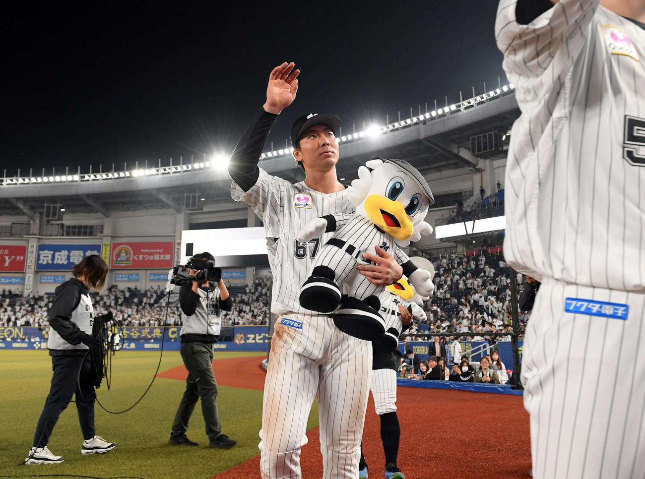 ロッテ対オリックス　オリックスに勝利しファンの声援に応えるロッテ茶谷（撮影・たえ見朱実）
