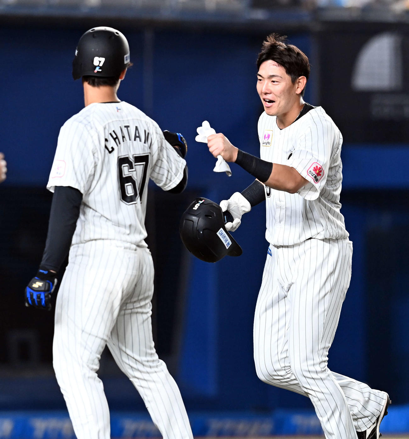 ロッテ対オリックス　4回裏に適時打を放ったロッテ安田（右）は茶谷と笑顔でタッチを交わす（撮影・たえ見朱実）