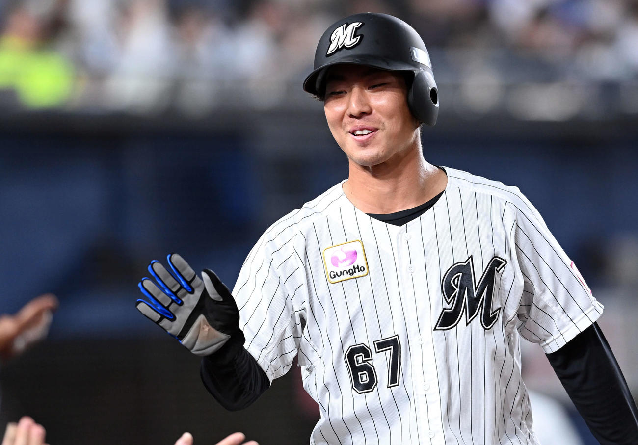 ロッテ対オリックス　5回裏ロッテ2死二塁、安田の適時二塁打で生還した茶谷は、ナインと笑顔でハイタッチ（撮影・たえ見朱実）