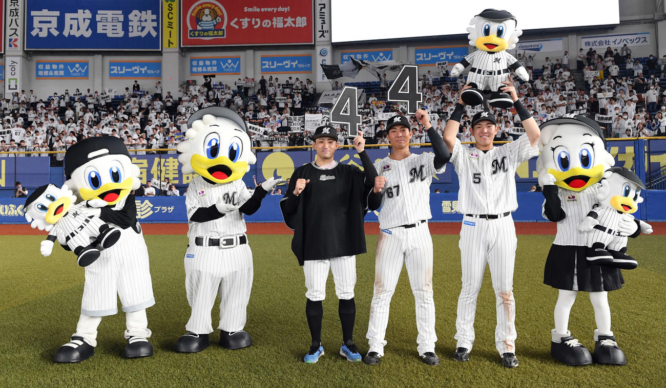 ロッテ対オリックス　オリックスに勝利し記念撮影に納まる、左から今季4勝目のロッテ小島、プロ初の4番打者となった茶谷、安田（撮影・たえ見朱実）