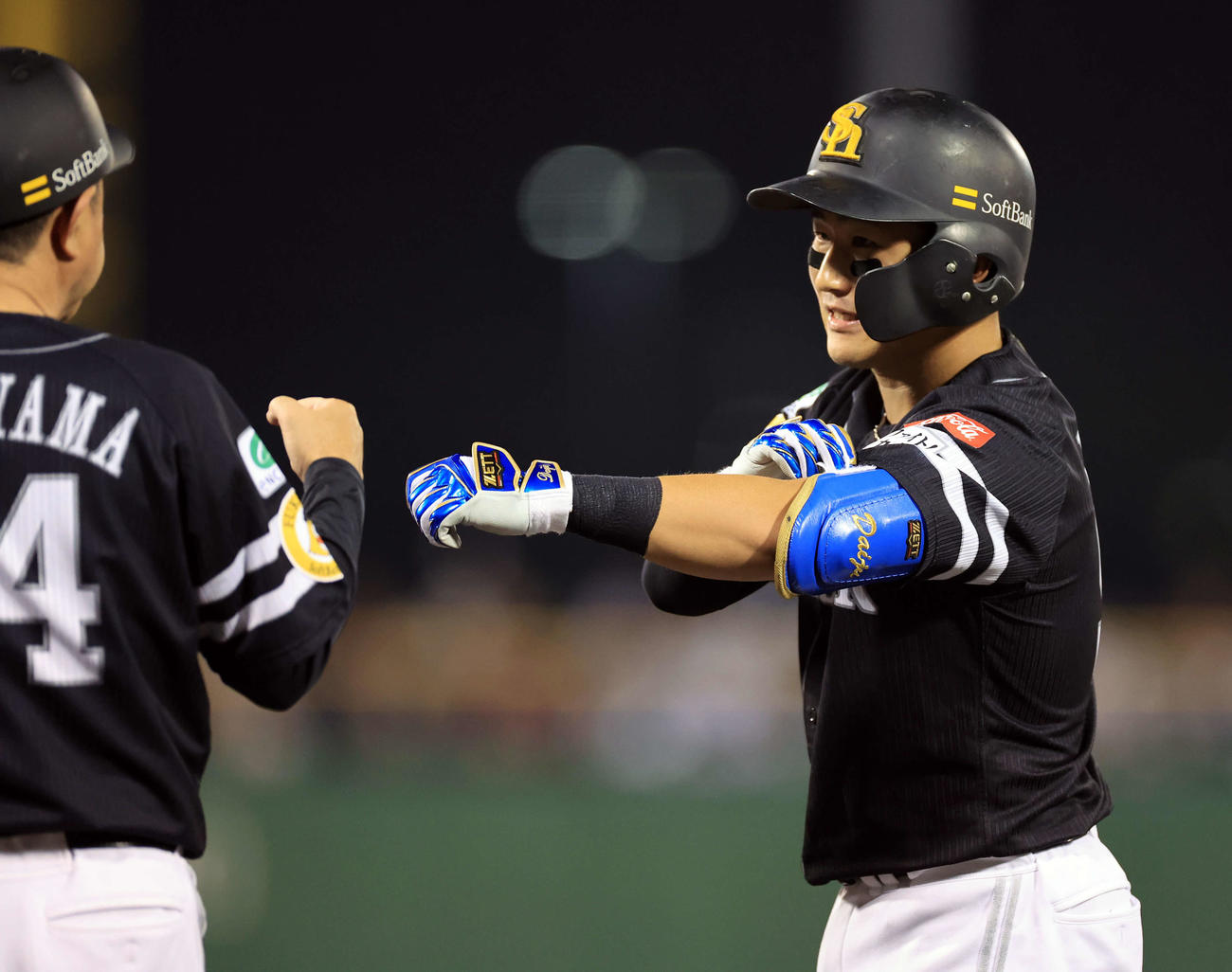 楽天対ソフトバンク　8回表ソフトバンク1死二、三塁、野村大は左適時打を放ちグータッチ（撮影・浅見桂子）