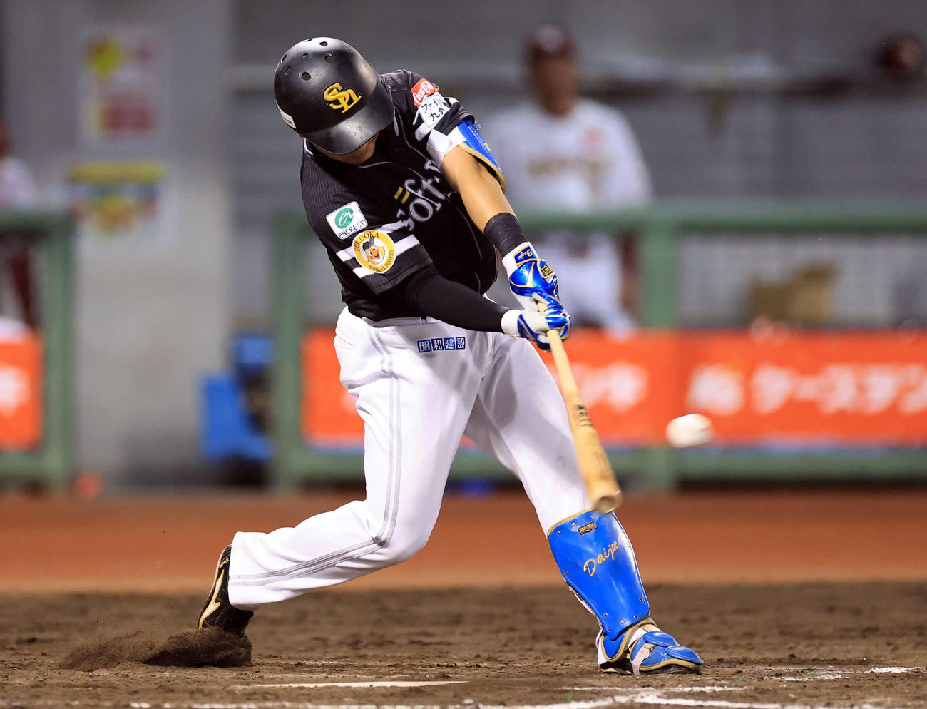 楽天対ソフトバンク　8回表ソフトバンク1死二、三塁、野村大は左適時打を放つ（撮影・浅見桂子）