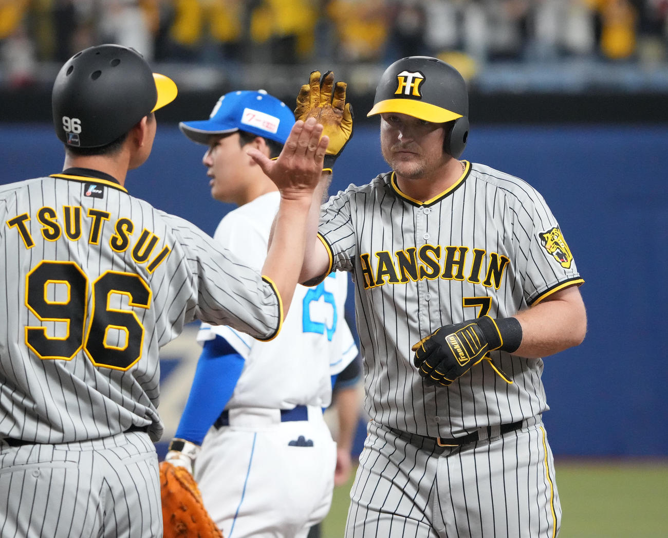 5回表阪神2死一、二塁、中前適時打を放ったノイジー（右）（撮影・森本幸一）