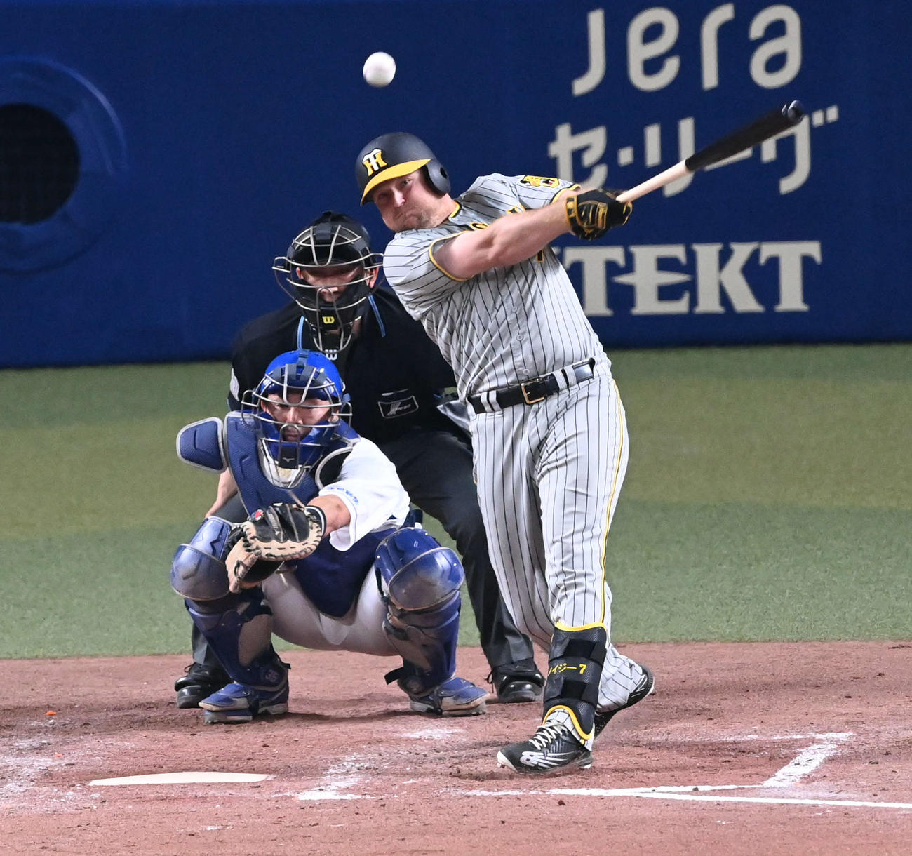 中日対阪神　5回表阪神2死一、二塁、中前適時打を放つノイジー（撮影・前岡正明）