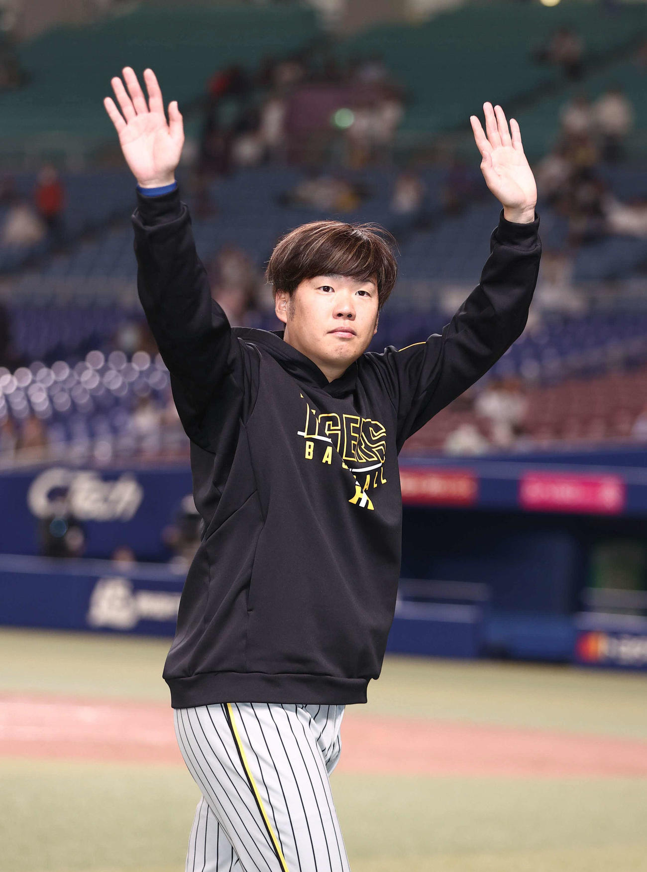 ヒーローインタビューを終えファンの歓声に手を上げて応える西勇（撮影・上田博志）